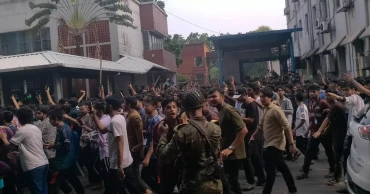 রণক্ষেত্র সচিবালয়, গেট ভেঙে প্রবেশ করেছেন শিক্ষার্থীরা