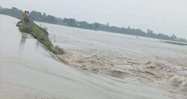 খুলনায় বাঁধ ভেঙে দুই উপজেলা প্লাবিত