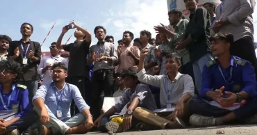 শিক্ষামন্ত্রীর পদত্যাগসহ তিন দফা দাবিতে কুষ্টিয়ায় শিক্ষার্থীদের সড়ক অবরোধ