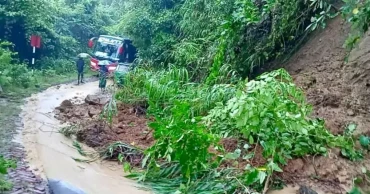 পাহাড় ধস, বাঘাইছড়ির সঙ্গে খাগড়াছড়ির সড়ক যোগাযোগ বন্ধ