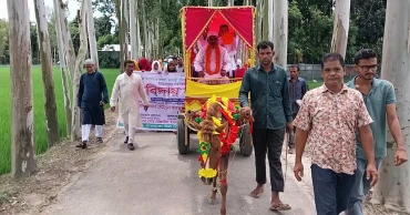 কুড়িগ্রামে ঘোড়ার গাড়িতে রাজকীয় বিদায় সংবর্ধনা পেলেন শিক্ষক