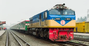 সুবর্ণ এক্সপ্রেসের টিকিট কালোবাজারি: দুই স্টুয়ার্ট বরখাস্ত, জরিমানা