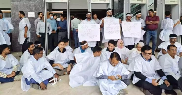 কাফনের কাপড় পরে কলম বিরতিতে এনবিআর কর্মকর্তারা