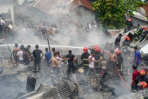 রাজধানীর মহাখালী এলাকার সাততলা বস্তিতে লাগা আগুন নিয়ন্ত্রণে