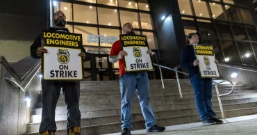 New Jersey Transit train engineers' strike leaves 350,000 commuters in lurc