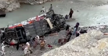 40 killed as overcrowded bus plunges into ravine in Pakistan