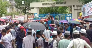 BM college students block road demanding end of accommodation crisis