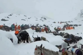 Hundreds rescued from Mount Everest after severe snowstorm