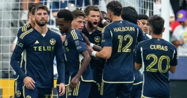 Müller nets hat trick on 36th birthday as Whitecaps seal playoff spot