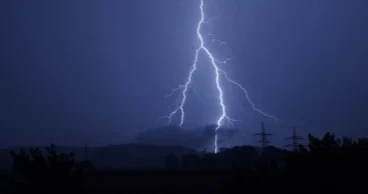 8 killed in a day by lightning strikes in four districts