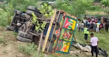 15 killed, 8 injured as truck overturns in Tangail