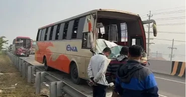 Multiple-vehicle collisions on Dhaka-Mawa expressway, 1 dead, 11 injured