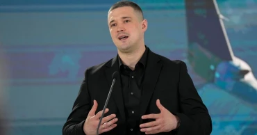 Zelenskyy fires senior aide amid graft probe as ex-defense minister calls for elections