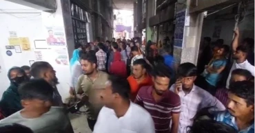 RMG workers block Dhaka-Mymensingh highway 