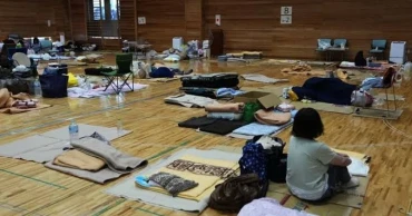 PM visits Japan's quake-hit Kumamoto as cleanup begins amid extreme heat