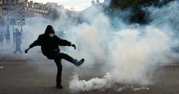 French riot police use tear gas as 266,000 rally over school funding