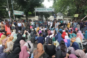 DU students again besiege Shahbagh police station demanding justice for Shammo