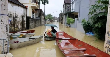 Heavy rain floods northern Vietnam, disrupts travel and daily life