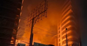 Fire breaks out at Karwan Bazar, 10 units battling blaze