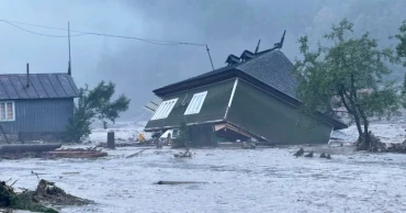 Flash floods in Romania kill one, force hundreds to evacuate