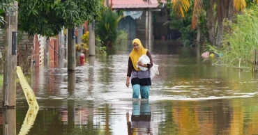 Flooding kills 30 in Malaysia and southern Thailand, displaces thousands