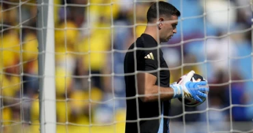 Argentina goalkeeper Martínez under fire for hitting TV cameraman after loss to Colombia