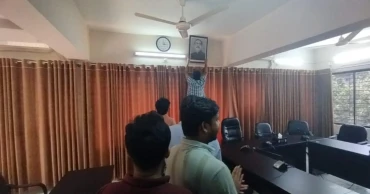 JU Anti-Discrimination Students’ Movement leaders remove Bangabandhu's portrait from council room