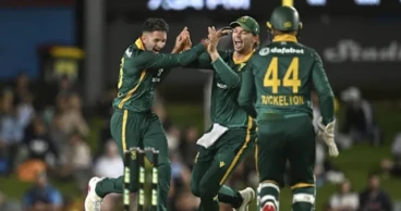 Australia opts to bat in final ODI against South Africa