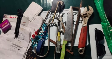 Man detained at Jashore Sadar Hospital with gun and knife