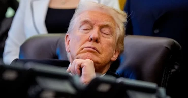 Trump seen to fight sleep during lengthy cabinet meeting