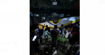 5 injured as bus falls into canal in Dhaka’s Banasree