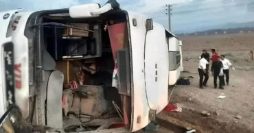8 killed, 15 injured as bus overturns in southern Iran
