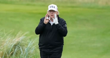  Trump hosts EU chief at golf resort for trade talks