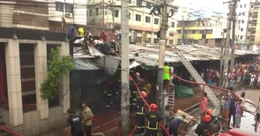 Hotel catches fire in Dhaka’s Karwan Bazar, doused shortly