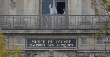 Thieves make off with crown jewels from Louvre in minutes