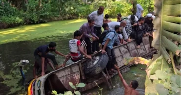 Man killed as bus plunges into pond in Barishal