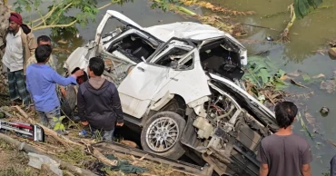 5 killed as train hits microbus at Faridpur level crossing