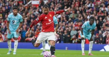Stoppage-time penalty rescues Man United, buys Amorim more time