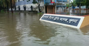Heavy rains flood several areas in Khulna, hundreds of families affected