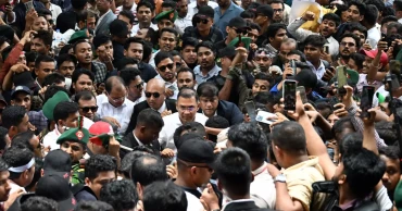 PM walks through DU campus to students’ cheers