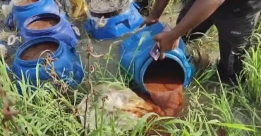 Keraniganj youths help police seize illegal Bangla liquor factory, destroy 25 drums of alcohol