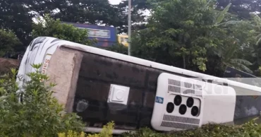 20 medical students injured as bus falls into ditch in Cumilla