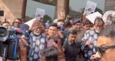 Amitabh Bachchan caught in minor crowd surge during Surat visit