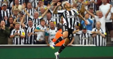 Teen supersub Ngumoha nets dramatic winner as Liverpool edge 10-man Newcastle