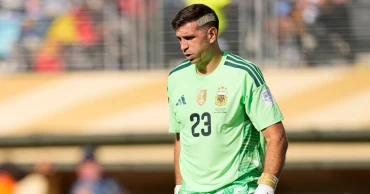 Chelsea signs Emiliano Martínez on 3-year deal