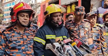 Fire at Chawkbazar market under control, four firefighters injured