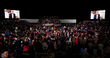 Trump keeps rallygoers waiting in cold for Joe Rogan podcast