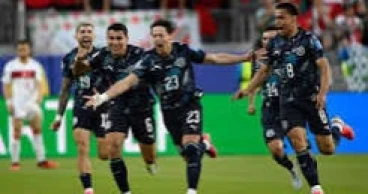 Paraguay defeats Turkey 1-0 despite red card, secures group D for US