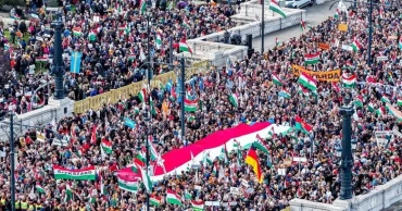 Thousands rally in Budapest backing Orbán ahead of tight election