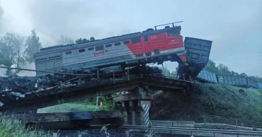 Explosions caused 2 bridges in western Russia to collapse, 7 people were killed, officials say